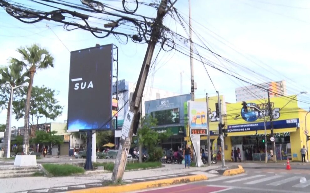 caminhao-de-sp-bate-em-poste-em-fortaleza,-motorista-foge-e-comerciantes-ficam-sem-internet