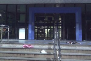 mulher-e-assaltada-ao-sair-de-agencia-bancaria-e-criminosos-roubam-joias-de-ouro