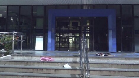 mulher-e-assaltada-ao-sair-de-agencia-bancaria-e-criminosos-roubam-joias-de-ouro