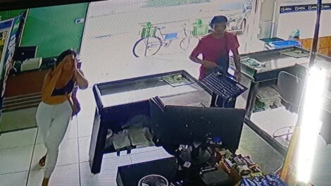 casal-e-flagrado-por-camera-de-seguranca-furtando-produtos-de-mercantil-em-fortaleza