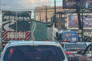 acidente-com-carreta-bitrem-paralisa-transito-na-avenida-washington-soares,-em-fortaleza