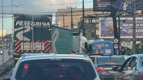 acidente-com-carreta-bitrem-paralisa-transito-na-avenida-washington-soares,-em-fortaleza