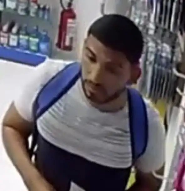 assalto:-homem-e-flagrado-roubando-farmacia-na-praia-do-icarai,-em-caucaia/ce