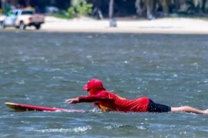 bombeiros-resgatam-pai-e-filho-de-afogamento-na-praia-da-caca-e-pesca,-em-fortaleza