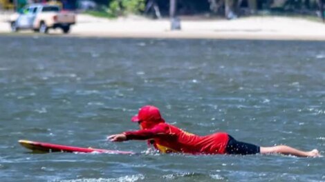 bombeiros-resgatam-pai-e-filho-de-afogamento-na-praia-da-caca-e-pesca,-em-fortaleza
