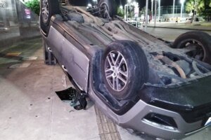 carro-capota-apos-cair-de-rampa-de-acesso-de-hotel-na-av.-beira-mar-de-fortaleza