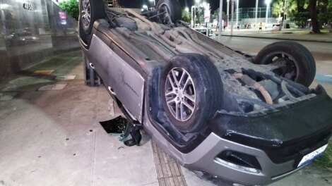 carro-capota-apos-cair-de-rampa-de-acesso-de-hotel-na-av.-beira-mar-de-fortaleza