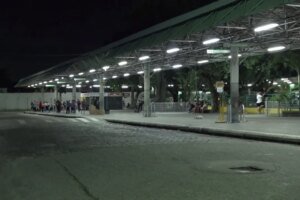 tentativa-de-homicidio-gera-tumulto-em-terminal-de-fortaleza;-cidadao-cai-e-tem-convulsao