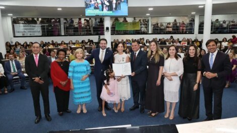 camara-de-fortaleza-entrega-medalha-boticario-ferreira-a-lia-de-freitas,-primeira-dama-do-ceara