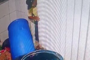 homem-e-flagrado-furtando-tambores-de-lixo-de-condominio;-ja-foram-levados-17