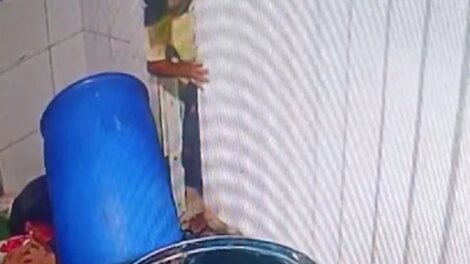 homem-e-flagrado-furtando-tambores-de-lixo-de-condominio;-ja-foram-levados-17