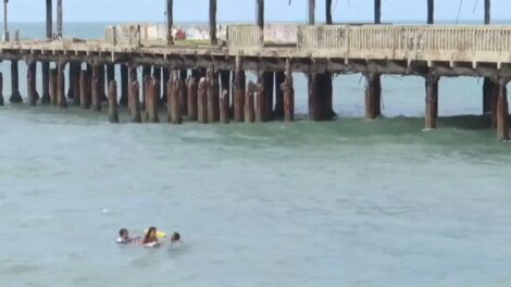 guarda-municipal-resgata-adolescente-arrastada-pela-correnteza-na-praia-de-iracema