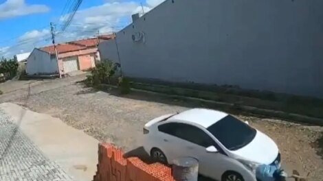 camera-de-seguranca-flagra-motorista-perseguindo-e-atropelando-crianca-em-iguatu