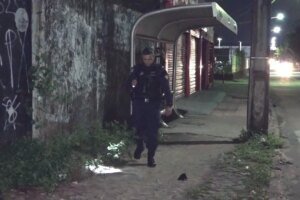 estudantes-sao-assaltados-enquanto-esperavam-em-parada-de-onibus,-em-fortaleza