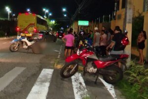 mulher-colide-moto,-cai-no-asfalto-e-onibus-de-turismo-passa-por-cima-da-cabeca-dela