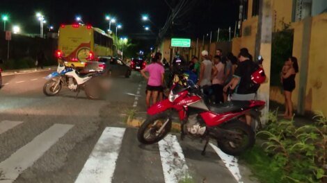 mulher-colide-moto,-cai-no-asfalto-e-onibus-de-turismo-passa-por-cima-da-cabeca-dela