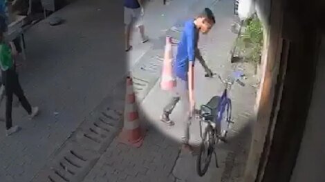 camera-flagra-homem-furtando-bicicleta-deixada-em-frente-a-loja-em-caucaia/ce