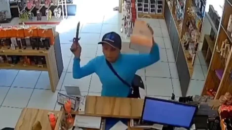 assaltante-se-atrapalha,-deixa-faca-cair-e-e-presa-apos-ser-expulsa-por-vendedoras