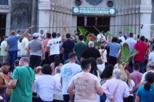 multidao-de-fieis-lota-catedral-de-fortaleza-para-celebrar-domingo-de-ramos