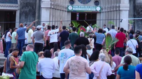 multidao-de-fieis-lota-catedral-de-fortaleza-para-celebrar-domingo-de-ramos