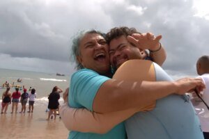 projeto-realiza-atividades-com-criancas-e-adultos-com-sindrome-de-down-no-mar-de-fortaleza