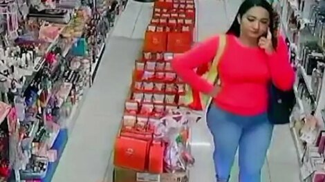 mulher-e-flagrada-furtando-perfumes-em-loja-na-avenida-mozart-lucena,-em-fortaleza