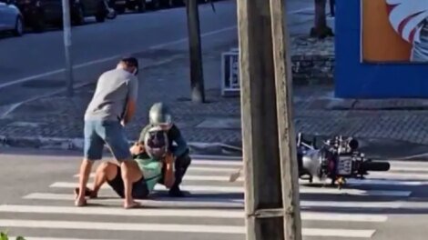 dupla-assalta-motociclista;-vitima-pega-carona,-alcanca-criminosos-e-populacao-espanca-os-ladroes