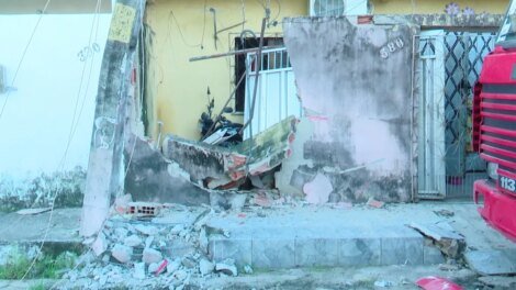 pais-deixam-criancas-sozinhas-em-caminhao,-uma-solta-o-freio-de-mao-e-veiculo-atinge-casa