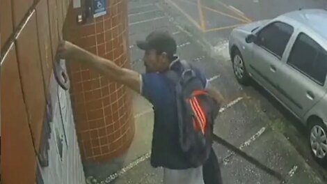 homem-furta-numeros-do-muro-de-predio-residencial-na-zona-nobre-de-fortaleza