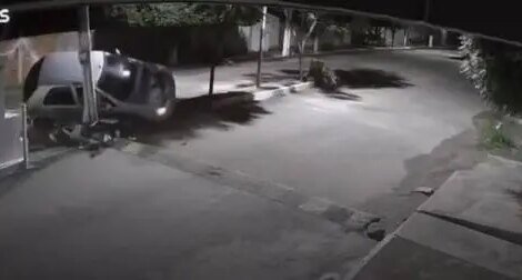 motorista-derruba-poste-e-quase-atinge-imagem-de-nossa-senhora,-em-ararenda-(ce)