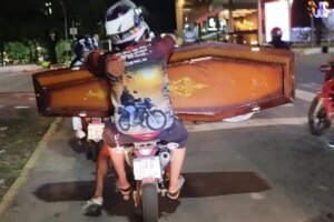 homem-e-visto-transportando-caixao-na-garupa-da-moto,-em-juazeiro-do-norte/ce