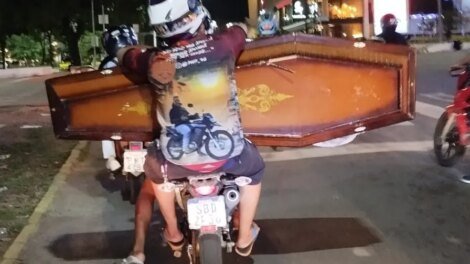 homem-e-visto-transportando-caixao-na-garupa-da-moto,-em-juazeiro-do-norte/ce