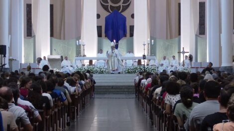 fieis-lotam-catedral-de-fortaleza-para-a-tradicional-missa-da-ceia-do-senhor