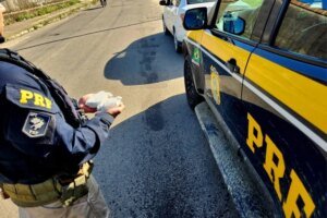 crianca-de-dois-anos-e-encontrada-em-carro-com-cocaina-escondida-no-painel-durante-acao-da-prf
