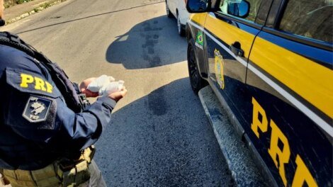 crianca-de-dois-anos-e-encontrada-em-carro-com-cocaina-escondida-no-painel-durante-acao-da-prf