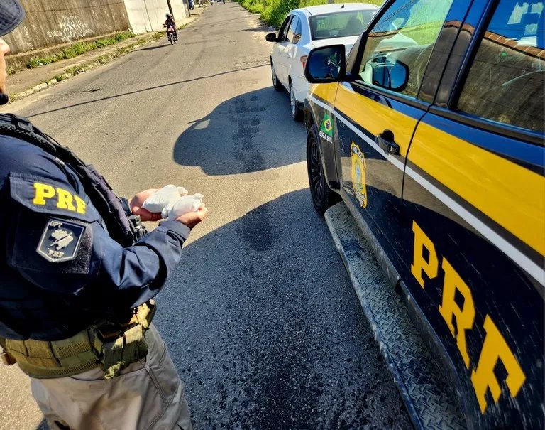 crianca-de-dois-anos-e-encontrada-em-carro-com-cocaina-escondida-no-painel-durante-acao-da-prf