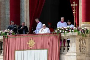 papa-francisco-reaparece-no-domingo-de-pascoa-e-da-bencao-aos-fieis