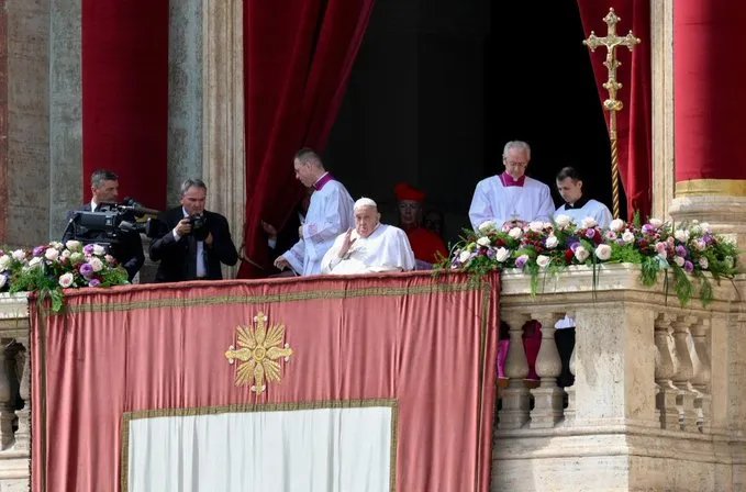 papa-francisco-reaparece-no-domingo-de-pascoa-e-da-bencao-aos-fieis