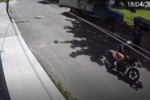 assaltantes-nao-conseguem-ligar-moto-da-vitima-e-fogem-correndo;-veja-video