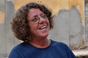 cristina-buarque-morre-aos-74-anos;-cantora-era-irma-de-chico-buarque