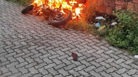 homem-e-morto-a-tiros-e-tem-corpo-carbonizado-apos-ataque-no-aracape,-em-fortaleza