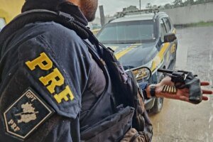 prf-recupera-arma-roubada-ha-quase-15-anos-durante-abordagem-na-br-020