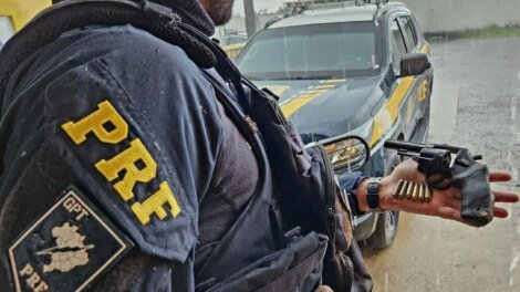 prf-recupera-arma-roubada-ha-quase-15-anos-durante-abordagem-na-br-020
