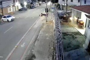 apos-colidir-contra-moto,-carro-eletrico-bate-em-muro-e-invade-casa-em-fortaleza