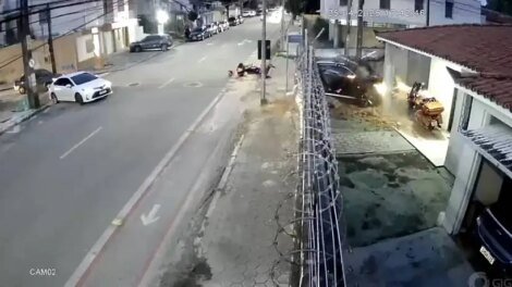 apos-colidir-contra-moto,-carro-eletrico-bate-em-muro-e-invade-casa-em-fortaleza