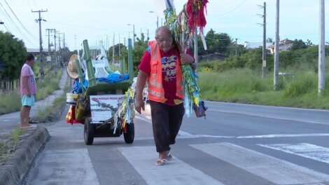 aposentado-caminha-ha-um-ano-e-meio-carregando-cruz-para-pagar-promessa