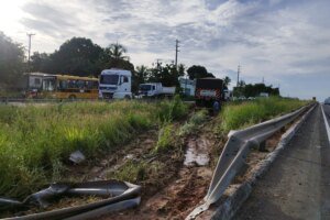 veiculo-sai-da-pista-na-br-116-apos-caminhoneiro-ser-feito-refem-por-assaltantes