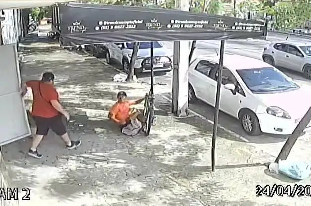 funcionarios-impedem-furto-de-bicicleta-apos-flagrarem-acao-por-cameras-de-seguranca