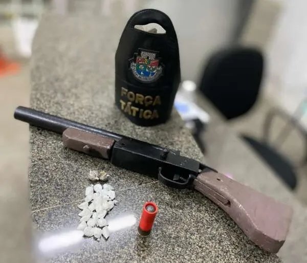 policiais-encontram-espingarda-e-drogas-escondidas-em-casa-abandonada-em-horizonte/ce