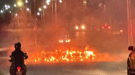 familiares-queimam-colchoes-na-rua-em-protesto-apos-morte-de-irmas-influenciadoras